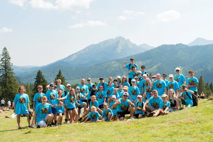 Wspólne zdjęcie wszystkich uczestników Unity Summer Camp 26 na hali z Tatrami w tle