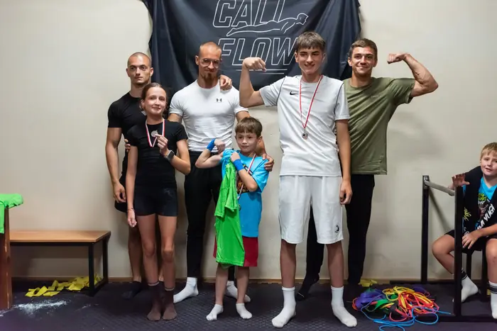 Uczestnicy z medalami i kadra Cali Flow po zawodach kończących obóz